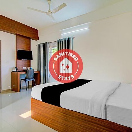 Vaccinated Staff- Capital O 74715 Phoenix Holidays Hotell Kochi Exteriör bild