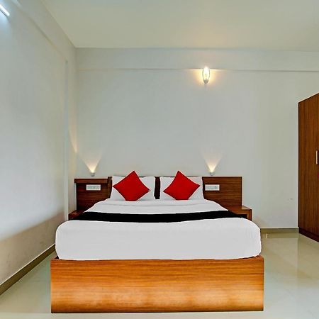 Vaccinated Staff- Capital O 74715 Phoenix Holidays Hotell Kochi Exteriör bild