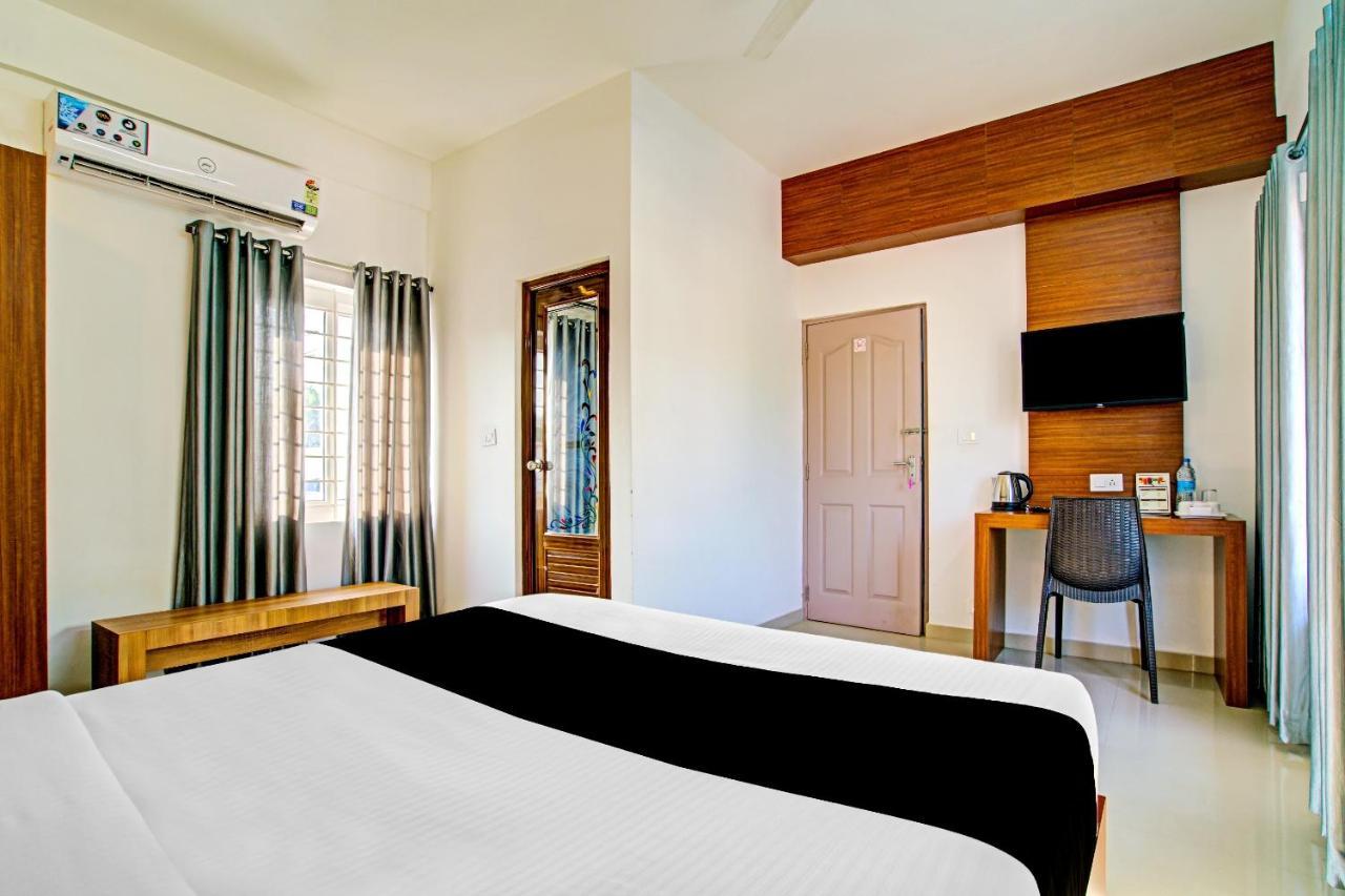 Vaccinated Staff- Capital O 74715 Phoenix Holidays Hotell Kochi Exteriör bild