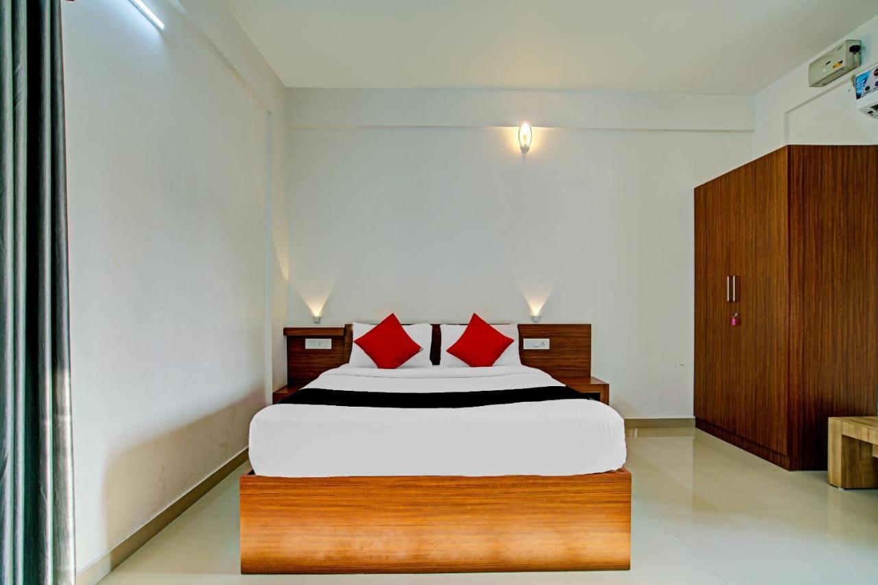 Vaccinated Staff- Capital O 74715 Phoenix Holidays Hotell Kochi Exteriör bild