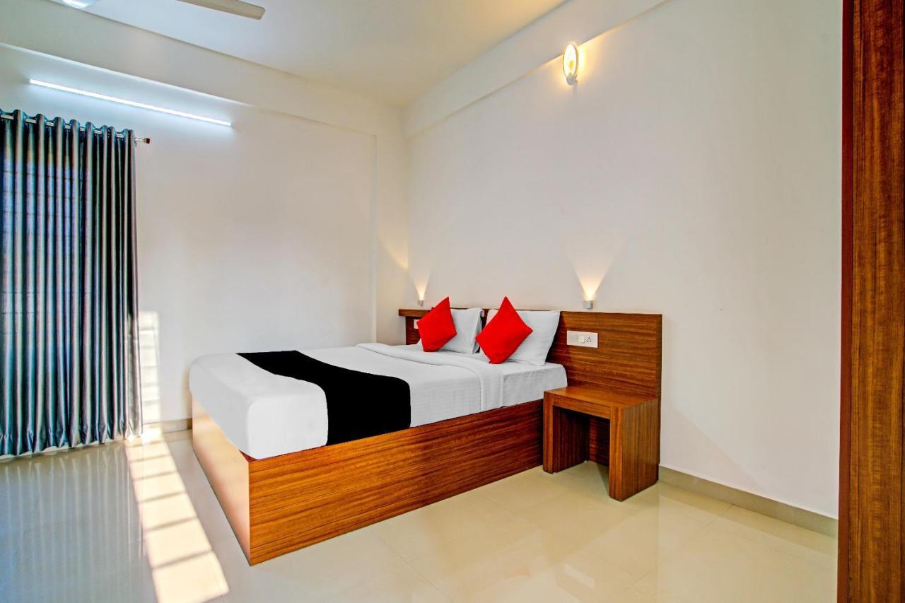 Vaccinated Staff- Capital O 74715 Phoenix Holidays Hotell Kochi Exteriör bild