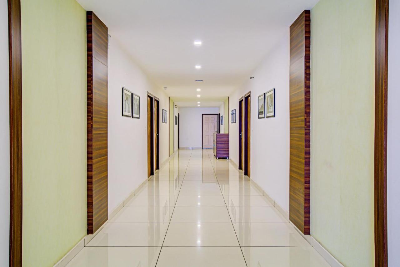Vaccinated Staff- Capital O 74715 Phoenix Holidays Hotell Kochi Exteriör bild
