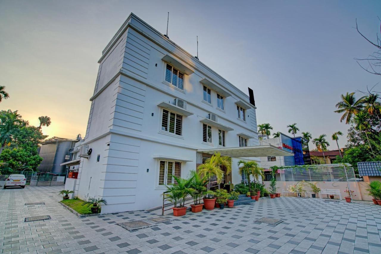 Vaccinated Staff- Capital O 74715 Phoenix Holidays Hotell Kochi Exteriör bild