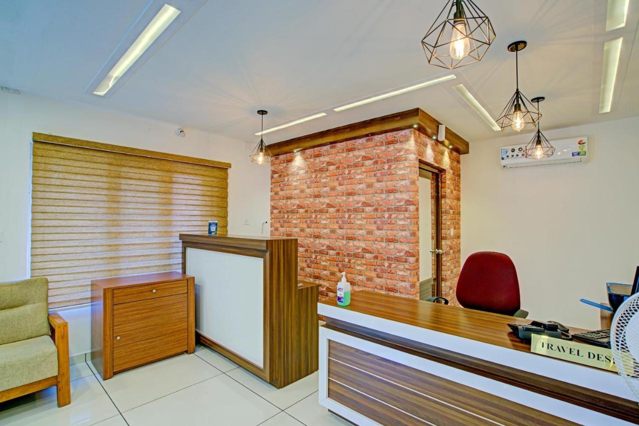 Vaccinated Staff- Capital O 74715 Phoenix Holidays Hotell Kochi Exteriör bild