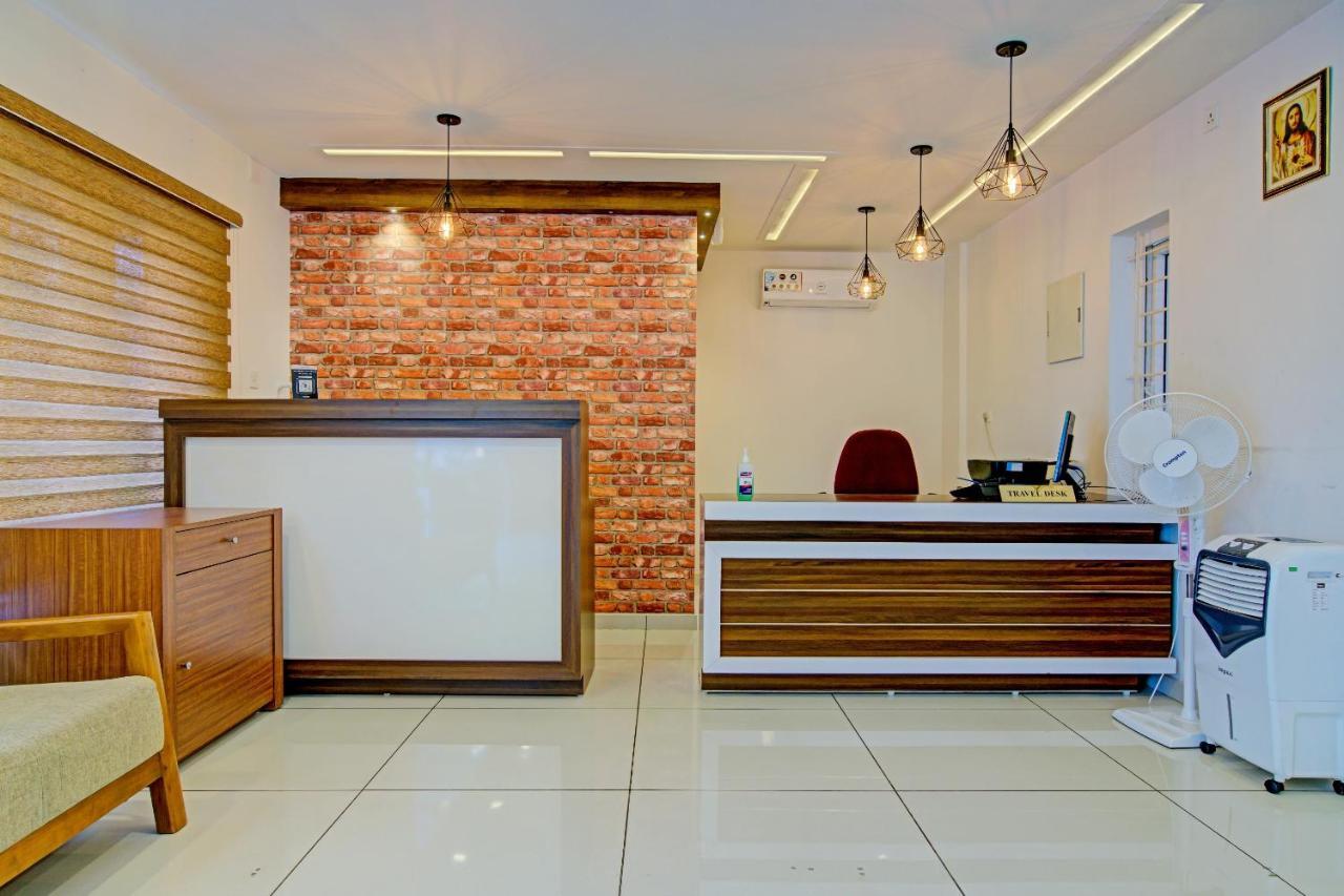 Vaccinated Staff- Capital O 74715 Phoenix Holidays Hotell Kochi Exteriör bild