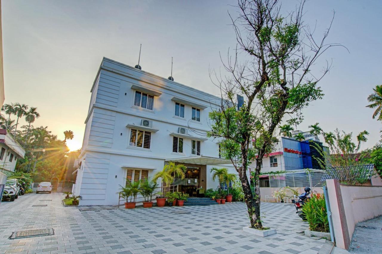 Vaccinated Staff- Capital O 74715 Phoenix Holidays Hotell Kochi Exteriör bild