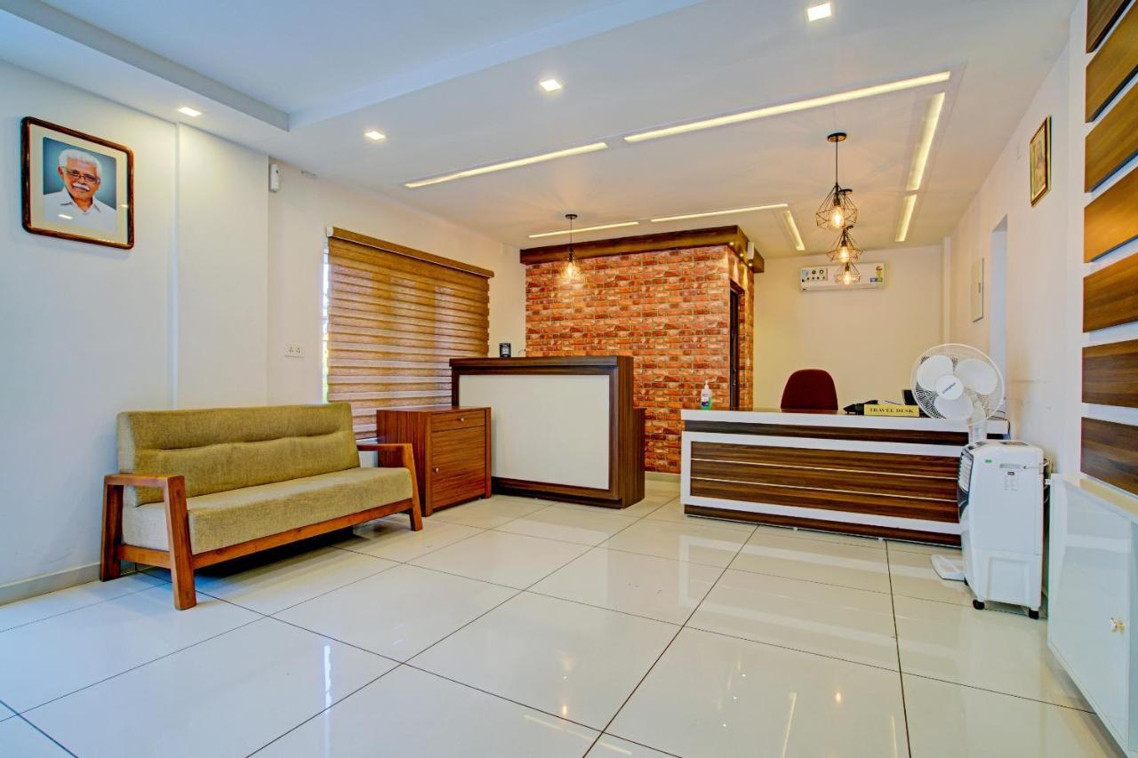 Vaccinated Staff- Capital O 74715 Phoenix Holidays Hotell Kochi Exteriör bild