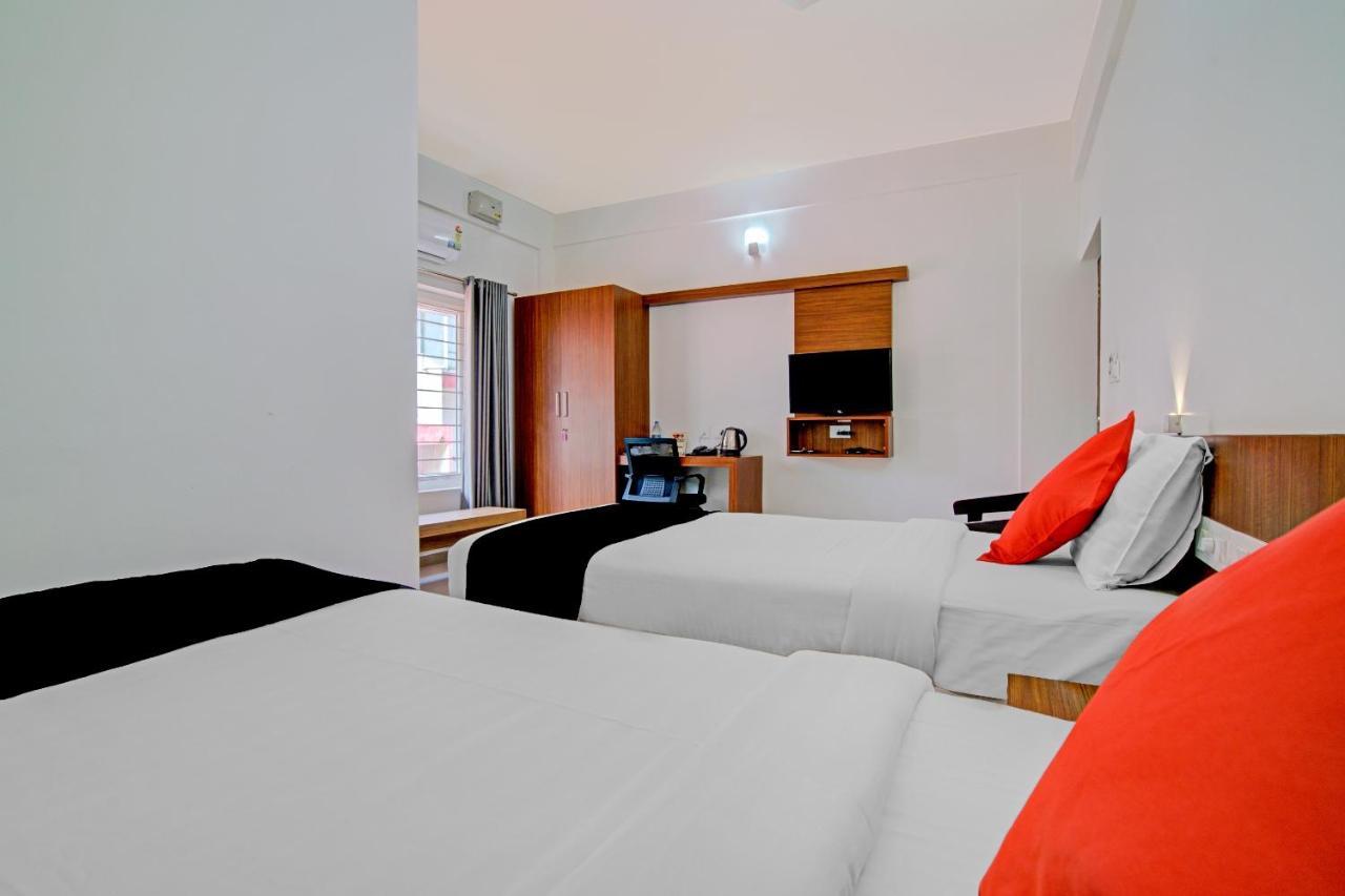 Vaccinated Staff- Capital O 74715 Phoenix Holidays Hotell Kochi Exteriör bild