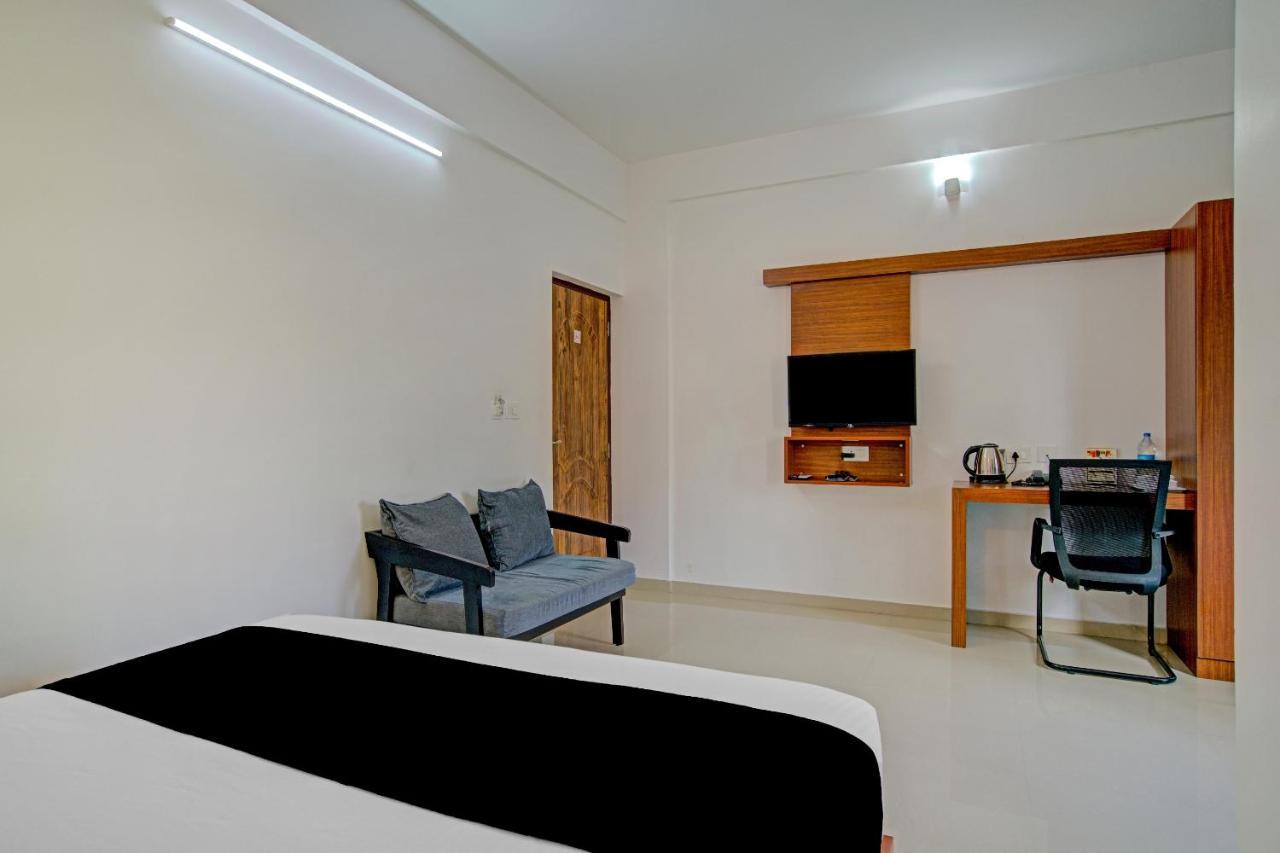 Vaccinated Staff- Capital O 74715 Phoenix Holidays Hotell Kochi Exteriör bild